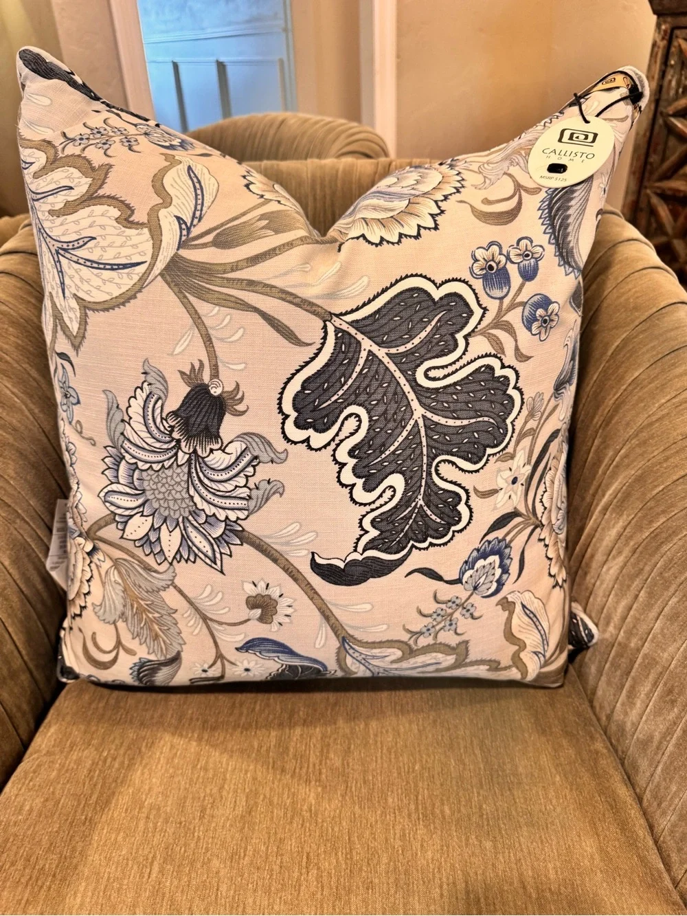 1-NWT CALLISTO HOME FLORAL DESIGN DECORATIVE PILLOW